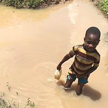 bambino prende l'acqua da bere